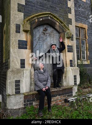 Die Ironbridge C of E School wurde 1969 geschlossen, nachdem der Spielplatz aufgelöst wurde. Die ehemaligen Schülerschwestern Carol und Rose Wincott besuchen uns mehr als 50 Jahre später. Stockfoto