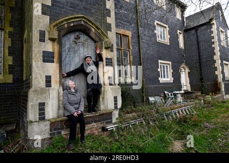 Die Ironbridge C of E School wurde 1969 geschlossen, nachdem der Spielplatz aufgelöst wurde. Die ehemaligen Schülerschwestern Carol und Rose Wincott besuchen uns mehr als 50 Jahre später. Stockfoto