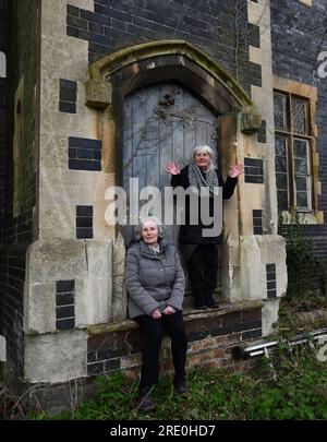 Die Ironbridge C of E School wurde 1969 geschlossen, nachdem der Spielplatz aufgelöst wurde. Die ehemaligen Schülerschwestern Carol und Rose Wincott besuchen uns mehr als 50 Jahre später. Stockfoto