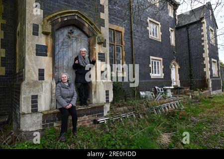 Die Ironbridge C of E School wurde 1969 geschlossen, nachdem der Spielplatz aufgelöst wurde. Die ehemaligen Schülerschwestern Carol und Rose Wincott besuchen uns mehr als 50 Jahre später. Stockfoto