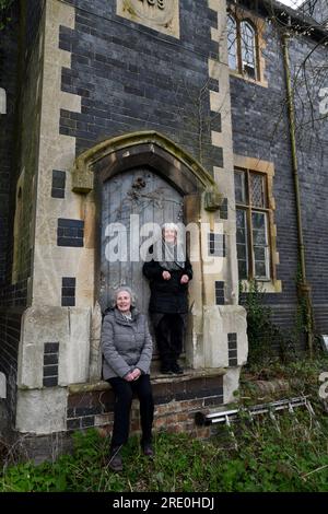 Die Ironbridge C of E School wurde 1969 geschlossen, nachdem der Spielplatz aufgelöst wurde. Die ehemaligen Schülerschwestern Carol und Rose Wincott besuchen uns mehr als 50 Jahre später. Stockfoto