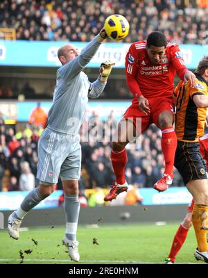 Jose Manuel Reina aus Liverpool schlägt Glen Johnson von Liverpool Fußball - Barclays Premier League - Wolverhampton Wand den Ball Stockfoto