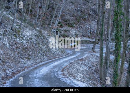 Rajols-Quelle auf der Straße von Tavertet nach Rupit, mit Schnee und Eis im Winter (Collsacabra, Barcelona, Katalonien, Spanien) Stockfoto