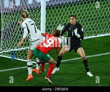 Melbourne, Australien. 24. Juli 2023. Torhüter Khadija Er-Rmichi (R) aus Marokko sichert sich während des Spiels der Gruppe H zwischen Deutschland und Marokko bei der FIFA Frauen-Weltmeisterschaft 2023 in Melbourne, Australien, am 24. Juli 2023. Kredit: Li Yibo/Xinhua/Alamy Live News Stockfoto