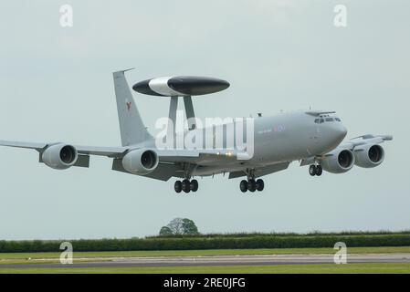 Royal Air Force RAF Boeing E-3 Sentry AWACS Landung bei RAF Waddington, Großbritannien. Airborne Early Warning and Control (AEW&C) Jet Stockfoto