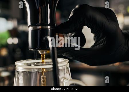 Nahaufnahme der regulierenden Siphon-Kaffeemaschine des Barista, alternative Art der Espresso-Zubereitung Stockfoto