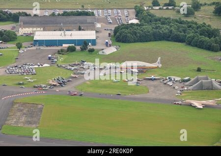 Blick von oben auf Bruntingthorpe Aerodrome und Proving Ground, Leicestershire. Ehemaliger Luftwaffenstützpunkt aus der Kriegszeit, heute Heimat von Demobbed Aircraft & Museum Stockfoto