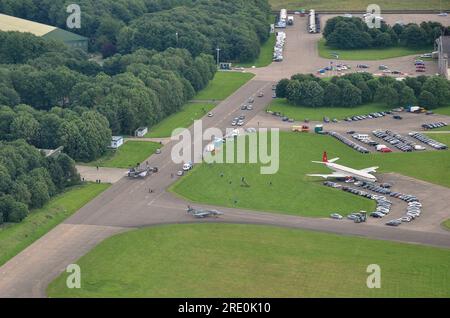 Blick von oben auf Bruntingthorpe Aerodrome und Proving Ground, Leicestershire. Ehemaliger Luftwaffenstützpunkt aus der Kriegszeit, heute Heimat von Demobbed Aircraft & Museum Stockfoto