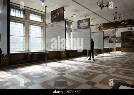 KGB-Museum im Corner House. Ausstellung „History of the KGB Operations in Latvia“ in den einst als Geschäfte bezeichneten Geschäften im Erdgeschoss Stockfoto