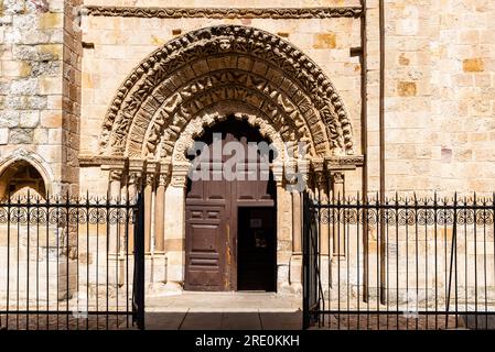 Zamora, Spanien - 7. April 2023: Außenansicht der Kirche Santa Maria Magdalena Stockfoto