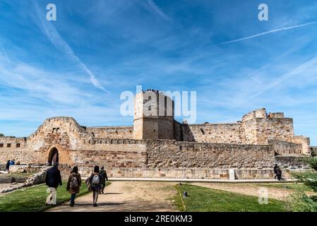 Zamora, Spanien - 7. April 2023: Blick auf die Burg von Zamora an einem sonnigen Frühlingstag. Stockfoto