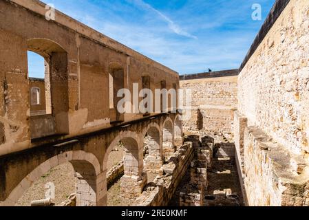 Zamora, Spanien - 7. April 2023: Blick auf die Burg von Zamora an einem sonnigen Frühlingstag. Stockfoto