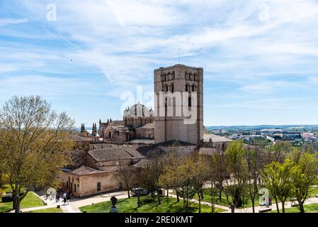 Zamora, Spanien - 7. April 2023: Blick auf den Glockenturm der romanischen Kathedrale von Zamora Stockfoto