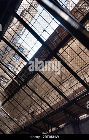 KGB-Museum im Corner House. Der Sportplatz oder Innenhof, in dem festgenommene Letten Luft ablassen konnten. Überdacht mit Gittern und Zäunen Stockfoto