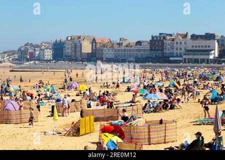 Überfüllten Strand an einem heißen Wochenende in Margate, London, UK Stockfoto