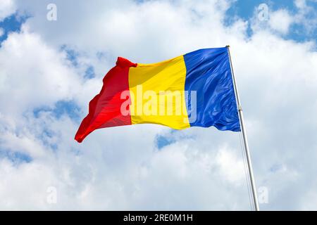 Rumänische Flagge im Wind Stockfoto