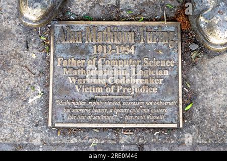 Plakette für die Skulptur des Alan Turing Memorial von Glyn Hughes im Sackville Park in Manchester, Großbritannien Stockfoto