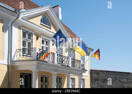 Europäische Union, ukrainische und deutsche Flaggen auf dem Balkon des deutschen Botschaftsgebäudes in der Altstadt von Tallinn, Estland Stockfoto