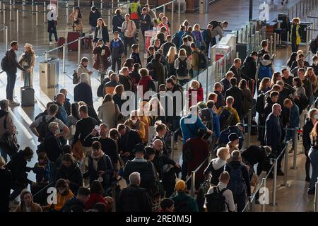 Flughafen Berlin, lange Schlange Stockfoto