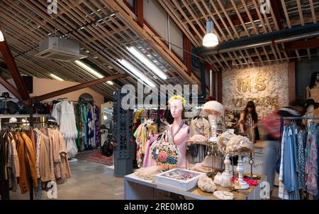 Balti Jaama Turg (baltischer Bahnhofsmarkt), eine renovierte 3-stöckige Markthalle voller Lebensmittel-, Bekleidungs- und Antiquitätenstände und angesagter Cafés in Tallinn Stockfoto