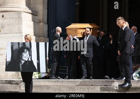 Paris, Frankreich. 24. Juli 2023. Der Sarg während der Beerdigung der Sängerin und Schauspielerin Jane Birkin, die am 16. Juli 2023 in Paris im Alter von 76 Jahren starb, in der Kirche Saint Roch in Paris, Frankreich, am 24. Juli 2023. Foto von Nasser Berzane/ABACAPRESS.COM Kredit: Abaca Press/Alamy Live News Stockfoto