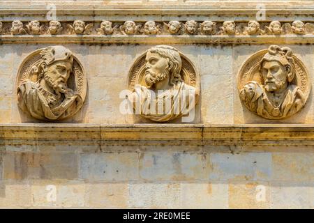 Ein Medaillon an der Fassade des Klosters von San Marcos. Ehemaliges Gebäude des Convento de San Marcos in León, Castile y Leon. Spanien. Derzeitiges Gebäude f Stockfoto