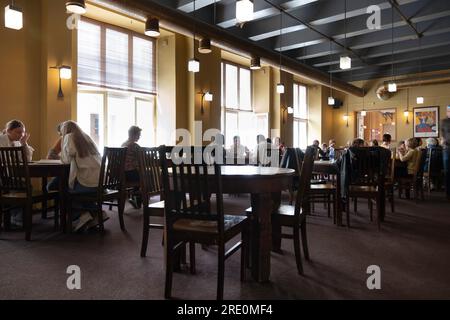 Das Innere des legendären Pfannkuchen-Pubs Kompressor in der Altstadt von Tallinn, Estland Stockfoto