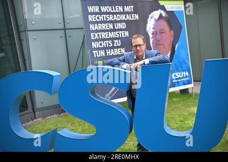 Martin HUBER (Generalsekretär der CSU). Präsentation eines Posters für die Staatswahlen am 8. Oktober 2023 - es zeigt Franz Josef Strauss. Regierungsprogramm der christlichen Sozialunion. Slogan: Wir wollen nichts mit dem Wahlslogan von Rechtsextremismen und Narren zu tun haben. Wahlkampfmotto. CSU-Logo. Pressekonferenz im Anschluss an die Sitzung des CSU-Präsidiums in der CSU-Staatsführung am 24. Juli 2023 in München? Stockfoto