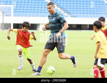 Suita, Japan. 24. Juli 2023. Das Saudi-arabische Fußballteam Al Nassr's portugiesischer Star Player Cristiano Ronaldo spielt am Montag, den 24. Juli 2023, mit japanischen Schulkindern in einer Kinder-Fußballklinik in Suita in der Präfektur Osaka, Westjapan. Al Nassr wird ein Saisonvorspiel gegen Paris Saint-Germain spielen. (Foto: Yoshio Tsunoda/AFLO) Stockfoto