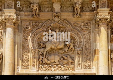 Hohe Relief von Santiago triumphiert in der Schlacht von Clavijo über dem Eingang zum ehemaligen Convento de San Marcos Gebäude in León, Kastilien und Leon. Spanien. Stockfoto