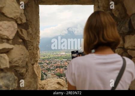 Eine Frau schaut auf View, Bastione di Riva, Riva del Garda, Gardasee, Italien Stockfoto