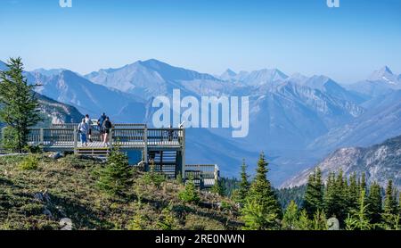 Mount Assiniboine Provincial Park, British Columbia, Kanada – 20. Juli 2023: Menschen stehen auf einer Aussichtsplattform in Sunshine Meadows Stockfoto