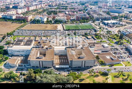 Luftpanorama-Dröhnen-Draufsicht des Juan Ramon Jimenez Universitätsklinikums von der Notfallseite, einem öffentlichen Krankenhauskomplex der Andaluser Stockfoto