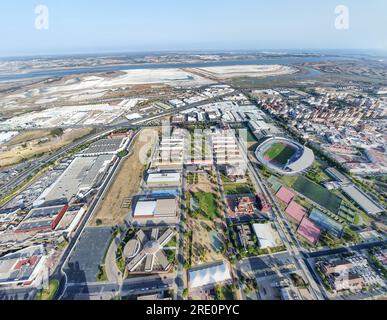 Weitwinkel-Panoramablick aus der Vogelperspektive auf den Campus der Universität von Huelva mit den Flößen aus PhosphoGips im Hintergrund, am Ufer der Odie Stockfoto