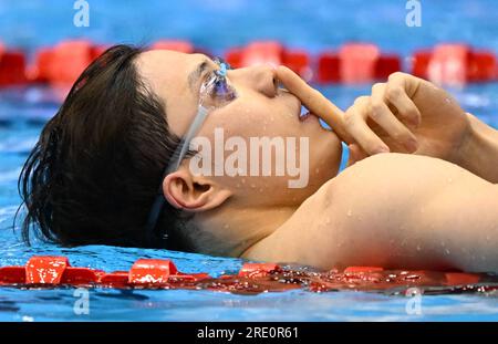 Fukuoka, Japan. 24. Juli 2023. Qin Haiyang aus China reagiert nach dem Brustschlag-Finale der Männer 100m bei der World Aquatics Championships in Fukuoka, Japan, am 24. Juli 2023. Kredit: Xia Yifang/Xinhua/Alamy Live News Stockfoto