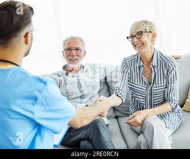 Krankenschwester Arzt Senior Care Betreuer Hilfe Assistierung Altersheim Krankenhaus Krankenschwester Mann Händedruck Stockfoto