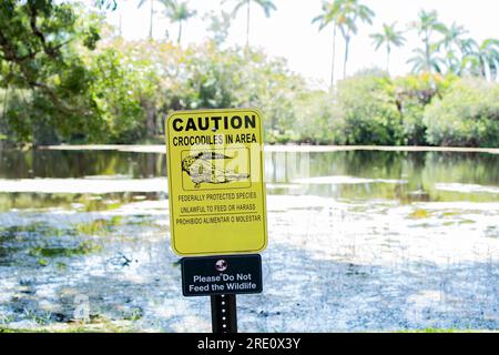 Das Schild mit der Aufschrift Achtung, Krokodile in der Gegend. Vorsicht vor Alligatoren. Alligator-Warnung Stockfoto