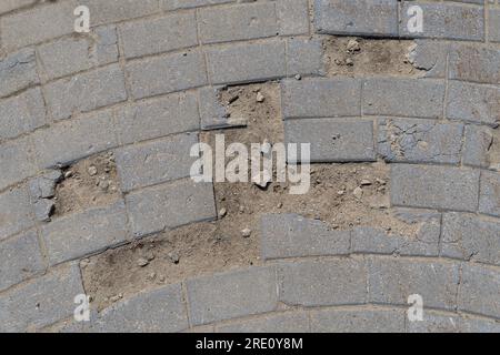 Gebrochene Pflasterplatten. Bad Tile Road Stockfoto