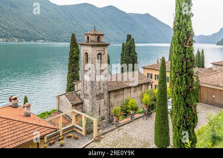 Die antike Kirche San Sebastiano in Albogasio Oria, Como, Italien, mit Blick auf den Luganer See Stockfoto