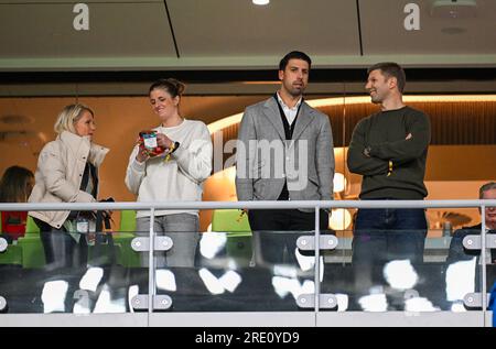 Melbourne, Australien. 24. Juli 2023. Die ehemaligen deutschen Fußballspieler Sami Khedira (2. R) und Thomas Hitzlsperger (1. R) werden auf der Tribune während des Spiels der Gruppe H zwischen Deutschland und Marokko bei der FIFA Frauen-Weltmeisterschaft 2023 in Melbourne, Australien, am 24. Juli 2023 gesehen. Kredit: Mao Siqian/Xinhua/Alamy Live News Stockfoto