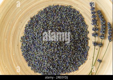 Getrocknete Lavendelblumen auf einem Holzteller, Draufsicht. Stockfoto