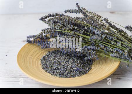 Getrocknete Lavendelblumen auf einem Holzteller, Draufsicht. Stockfoto