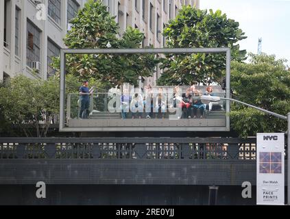 New York-Oktober 11 2016: Unbekannte Touristen besuchen den High-Line-Park in New York auf dem High-Line-Park, der in Manhattan auf einem erhöhten Abschnitt erbaut wurde Stockfoto