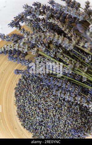 Getrocknete Lavendelblumen auf einem Holzteller, Draufsicht. Stockfoto