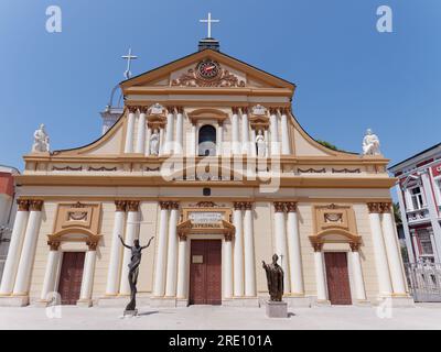 Römisch-katholische Kathedrale von St. Louis und Papst Johannes Paul II. Statue in Plovdiv, Bulgarien. Juli 2023 Stockfoto