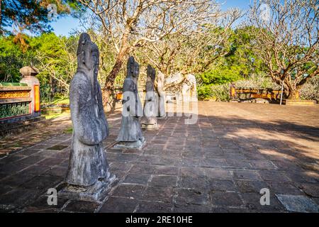 Ehrenhof an der Stätte des Tu Duc Grabes in Hue, Vietnam Stockfoto