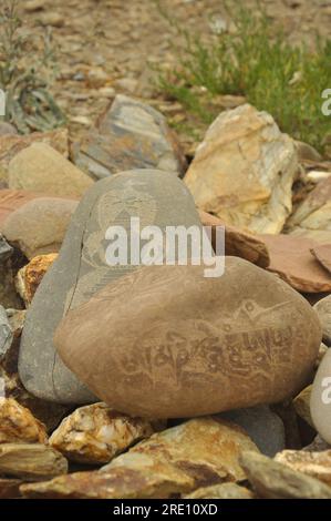 Buddhistisches Mantra und Stupa auf Stein graviert Stockfoto