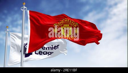 Manchester, Großbritannien, Juli 2 2023: Die Flaggen des Manchester United Football Club und der Premier League winken an klaren Tagen. Premier League-Profi-Team. Illustrierende edi Stockfoto
