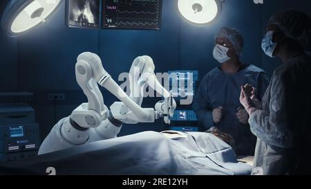 Zwei Chirurgen Beobachten Hochpräzise Programmierbare Automatisierte Roboterarme Operierende Patienten Im High-Tech-Krankenhaus. Robotergliedmaßen In Der Chirurgie Stockfoto