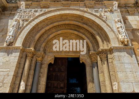 Die romanische Basilika San Isidoro wurde 1149 in Anwesenheit von König Alfonso VII. Und mehreren Bischöfen, darunter dem Erzbischof von Sant, geweiht Stockfoto